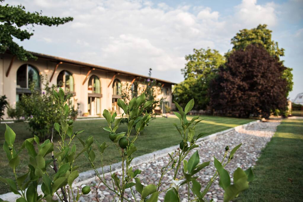 L' Agriturismo e il giardino