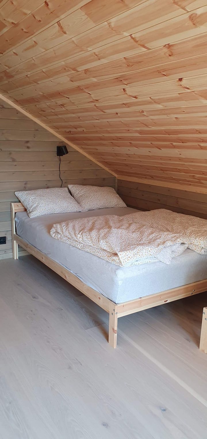 楼上有2间大卧室/家庭房，配有双人床、1米宽单人床和床垫 