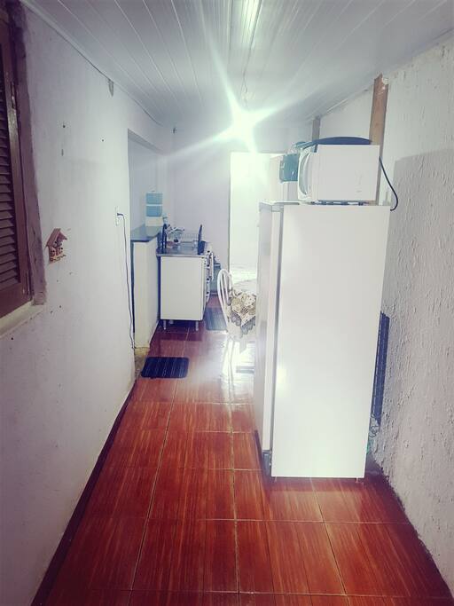 Cozinha com fogão, geladeira, micro-ondas, Airfree
