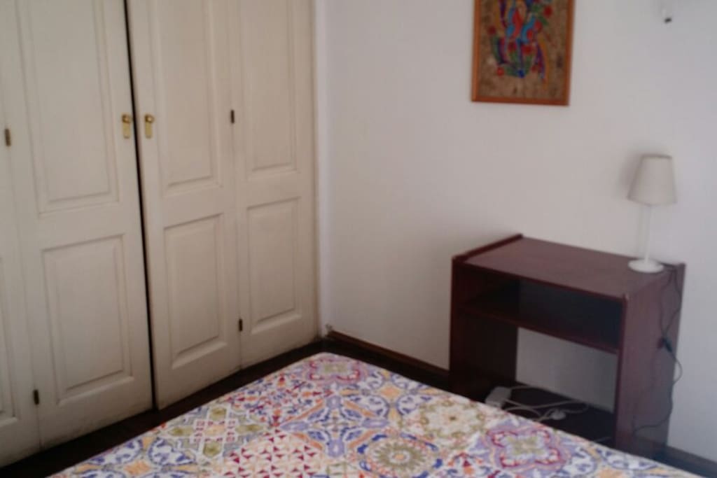 habitación con vestidor