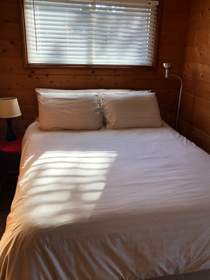 Dormitorio en la planta superior con cama tamaño queen y un increíble armario de cedro.