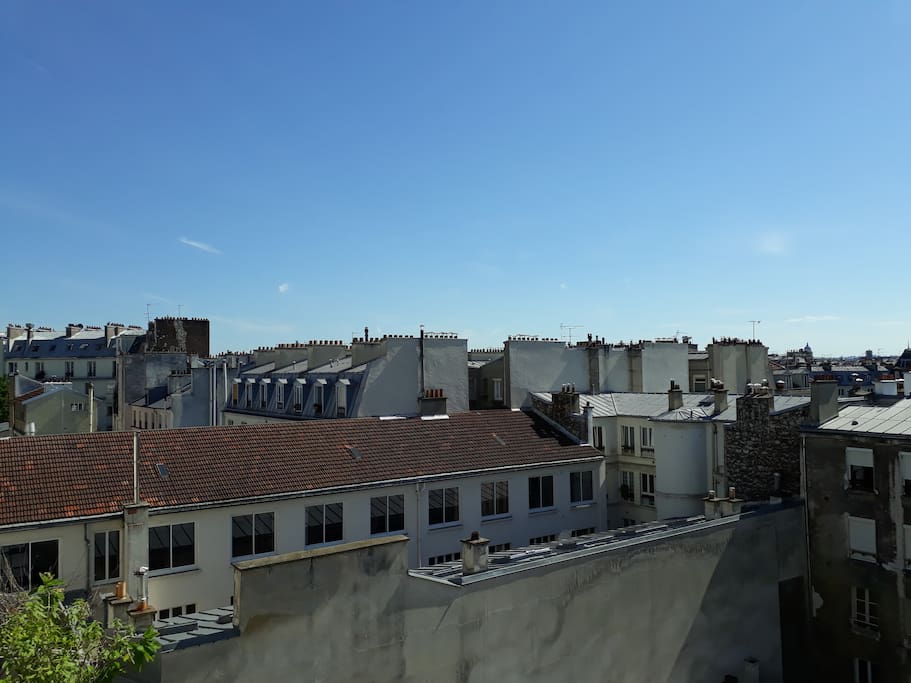 Parfait pour s'y reposer, travailler, y être au calme avec quelques chants d'oiseaux de temps en temps! (à gauche du balcon)