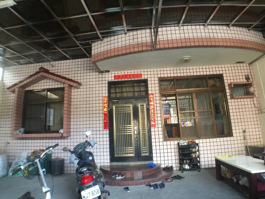 進門有車庫可停汽機車及小魚池