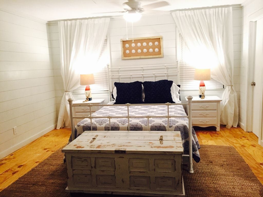 Hoofdslaapkamer: kingsize bed en zithoek