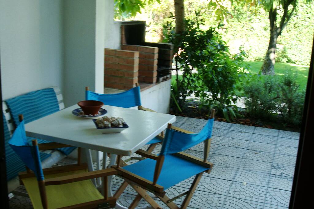 Zona do barbecue com mesa de apoio