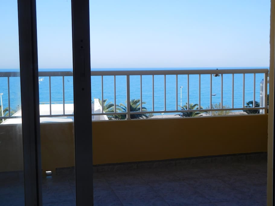 Terrasse avec vues sur la mer. Moment de détente. Petit déjeuner servi