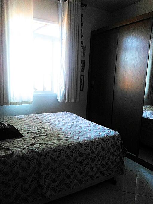 Quarto com cama de casal