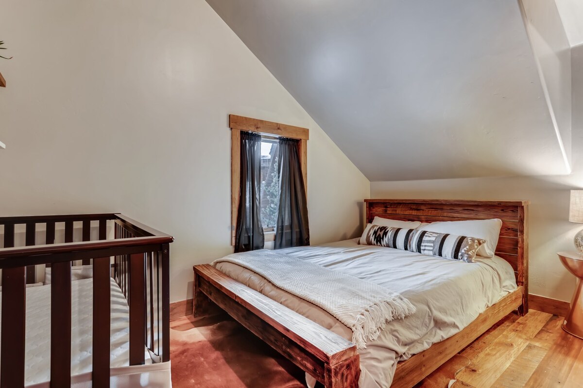 Საძინებელი #3 Queen

(ჩვილის საწოლი გადატანილია მეორე საძინებელში, რომელზეც დგას საწოლი 152 × 203 სმ)