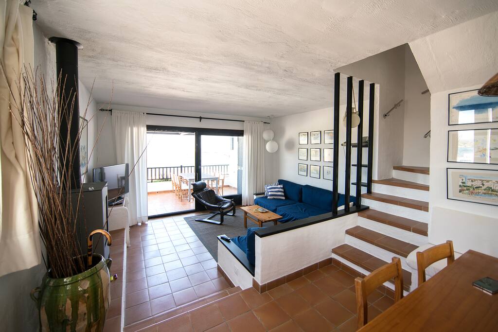 2- Salon y escalera que sube a la planta con las habitaciones / Salon et escalier qui monte à l'étage avec les chambres / Living room and staircase that goes up to the floor with the rooms