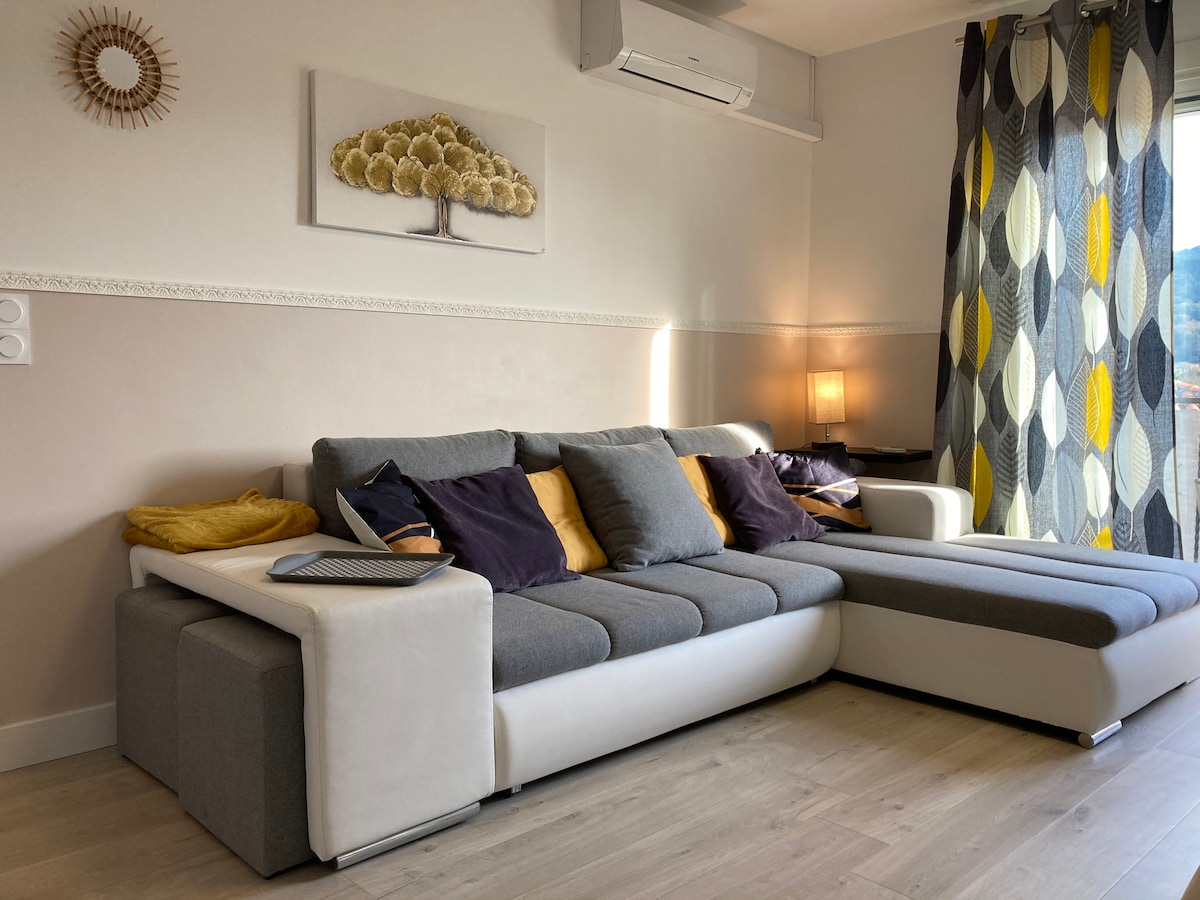 Top performing Airbnb: Bright T2 Air-conditioned. Beautiful View of the Mountains in Le Boulou