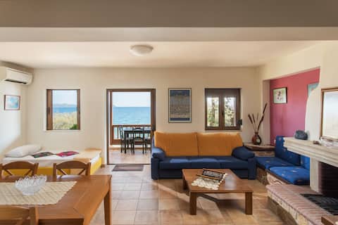 Seafront Comfortable 2 Bedroom Apartment with View