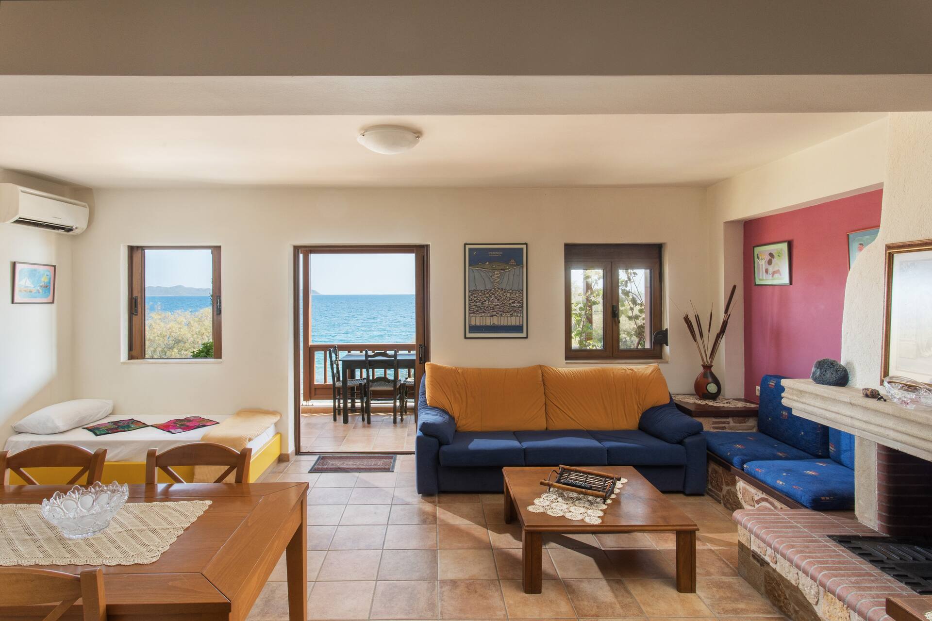 Seafront Comfortable 2 Bedroom Apartment with View