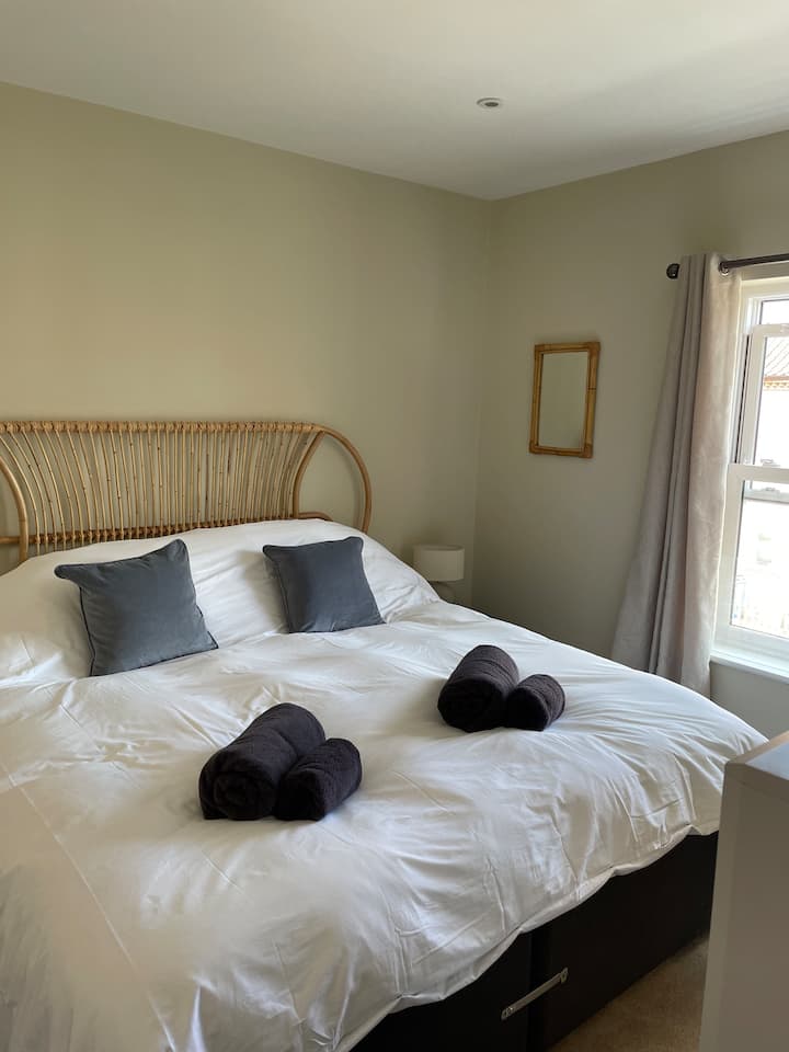 ห้องนอนที่สามห้องโปร่งสบายพร้อมเตียงขนาดซูเปอร์คิงไซส์ที่สะดวกสบายเป็นพิเศษ (สามารถทวินได้) ตู้เสื้อผ้าและชั้นวางของสูงครึ่งความสูงโต๊ะข้างเตียงและสมาร์ททีวีติดผนัง หัวเตียงไม้เท้าและชั้นวางของดั้งเดิม ห้องอาบน้ำในตัวพร้อมราวผ้าขนหนูอุ่นๆ 