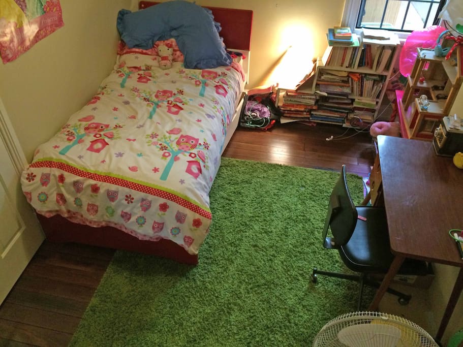 kids bedroom - lots of games, books and toys.
