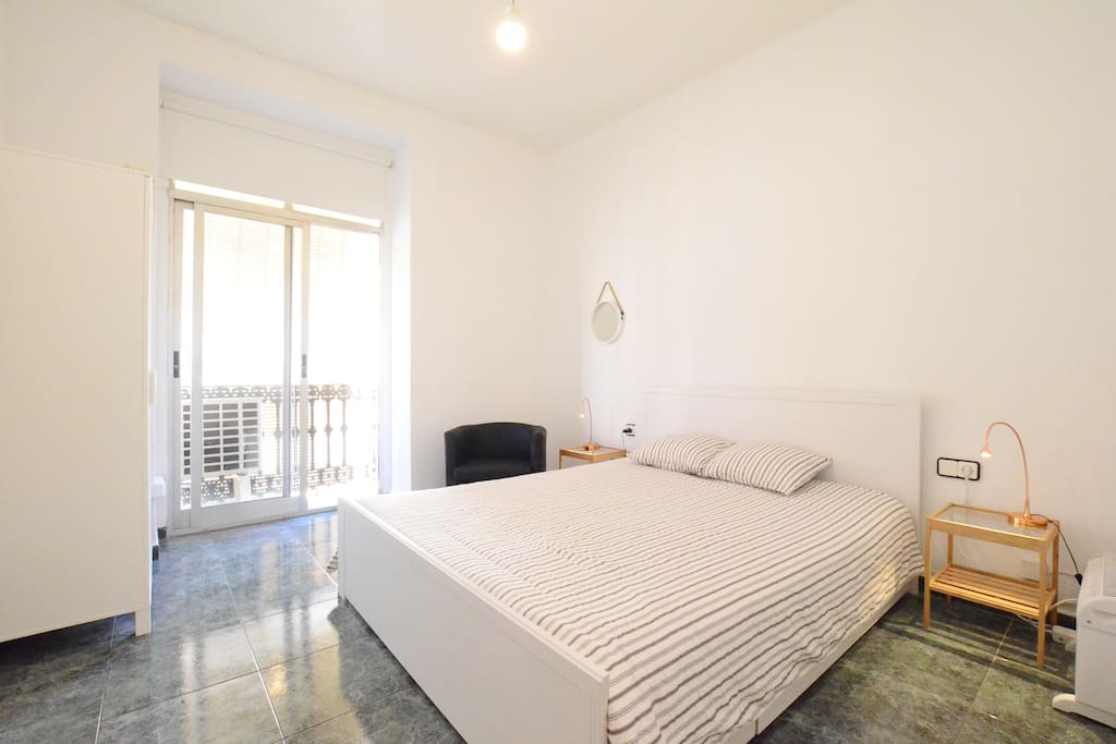 Dormitorio principal con balcón / Main bedroom with balcony