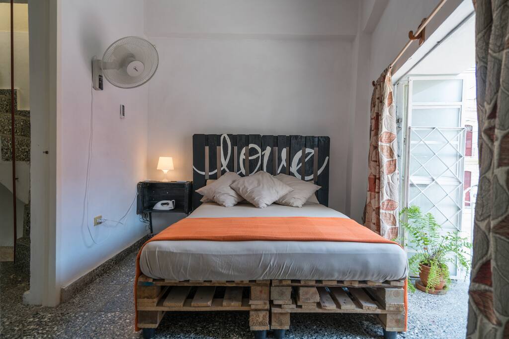 Segunda planta,
Habitación principal, vistas excelentes desde el balcón, baño y aire acondicionado