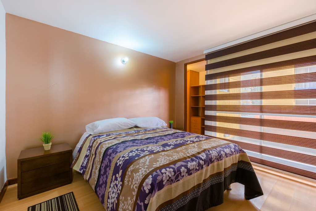 Habitación principal - cama doble, vestidor, armario amplio