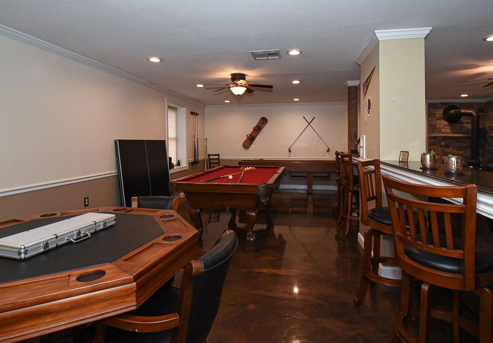 חדר המשחקים כולל שולחן ביליארד, שולחן שאפלבורד ושולחן פוקר. האזור כולל מקומות ישיבה על הבר. אזור מושלם לערב משחקים או ליום ראשון של כדורגל! לידיעתכם: שולחן הפינג פונג בתמונה כבר לא נמצא בבית. 