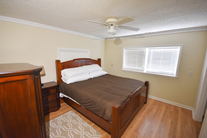 2号卧室配备加大双人床