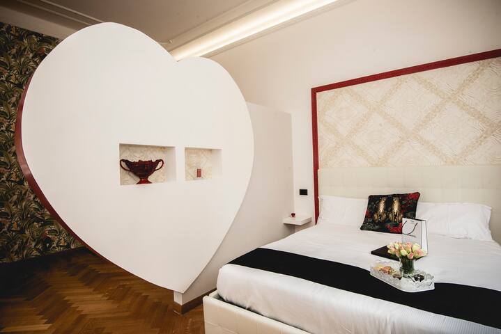 St. Peter Heart with jacuzzi luxury apartment gallery image 3