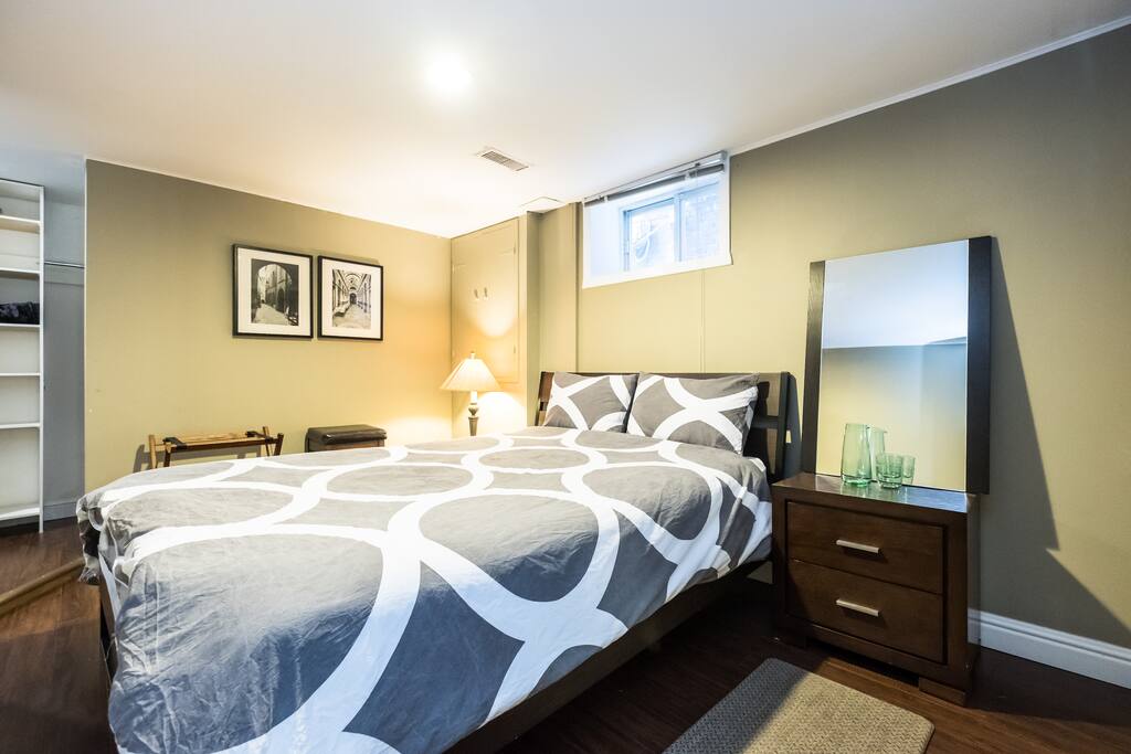 Master Bedroom (Queen Bed)