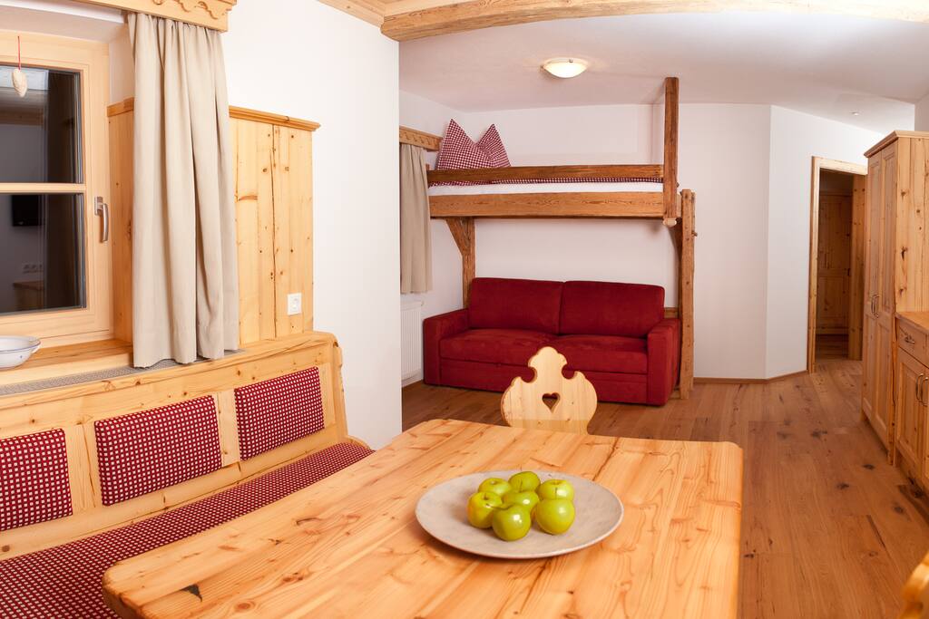 Wohnraum mit Ausziehcouch und Hochbett