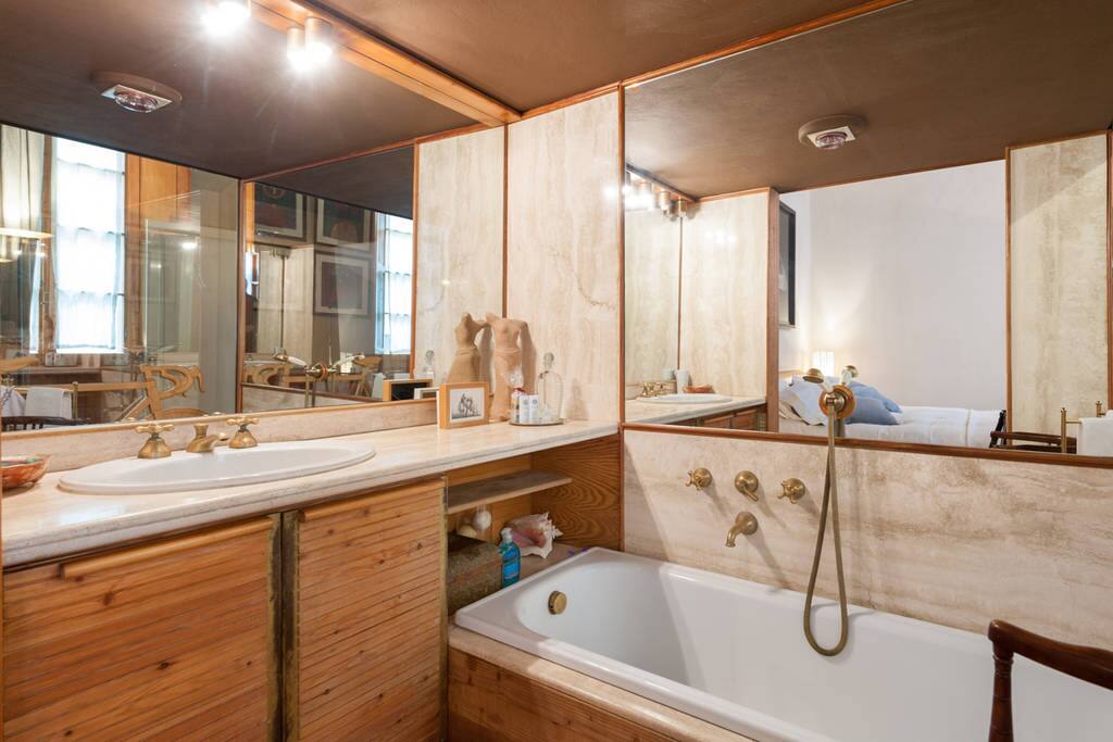 Bagno vasca in camera da letto