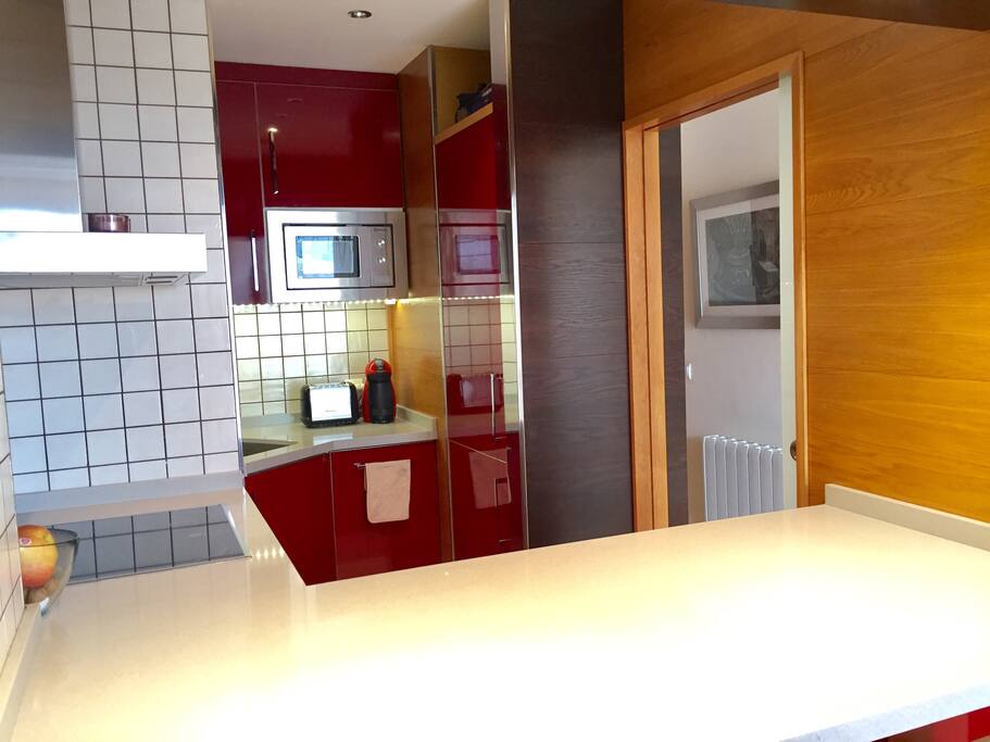 Cocina completa con lavavajillas, lavadora-secadora, vitro y combi.