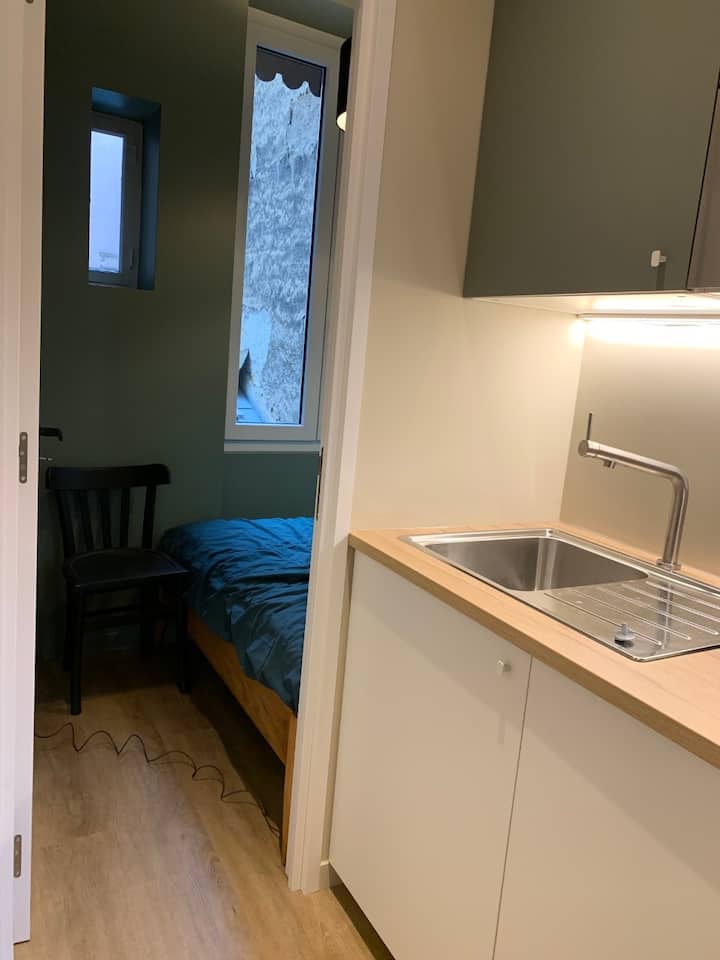 Výhľad do spálne a kuchyne