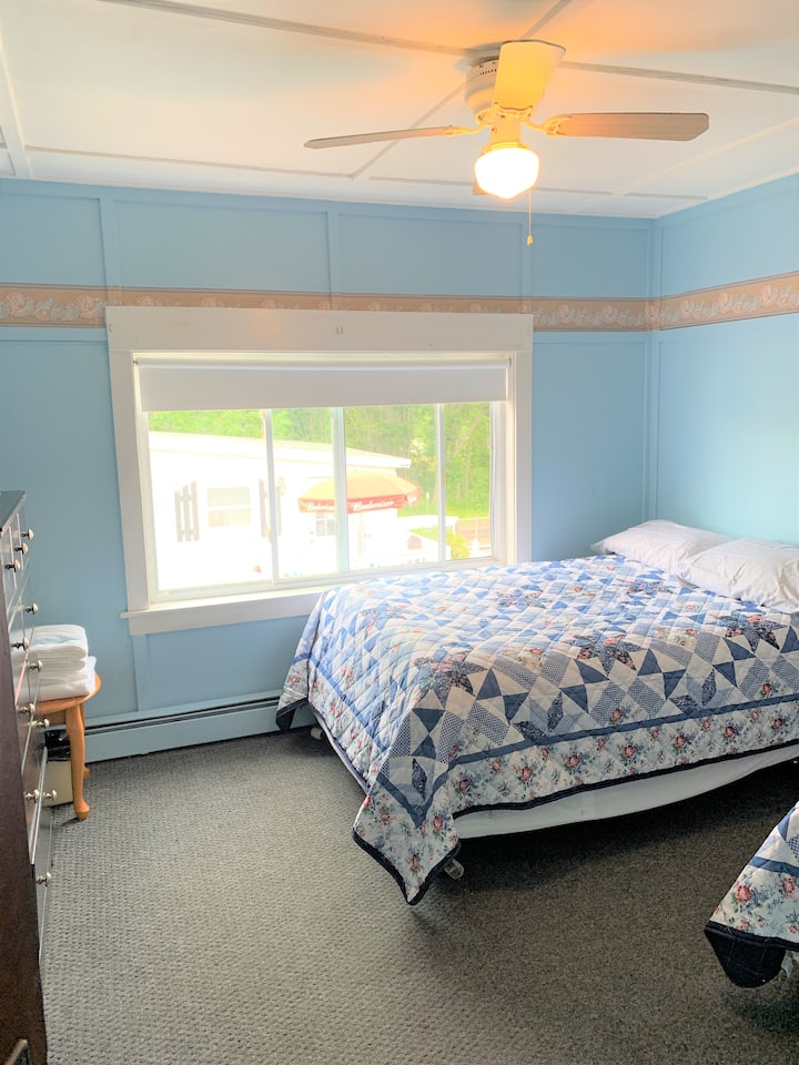 chumba cha kulala na vitanda 2 vya ukubwa kamili vinavyoelekea nyuma ya nyumba.