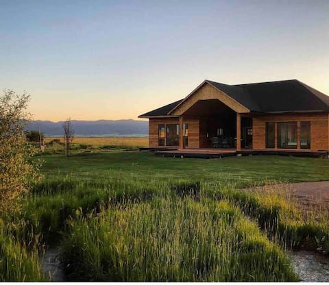 Panoramic Teton View | Hot Tub + Sauna + Arcade