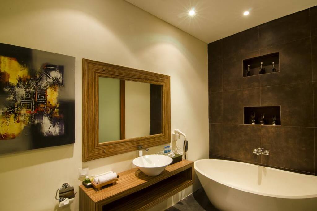 Spacious Romantic Bath Tub