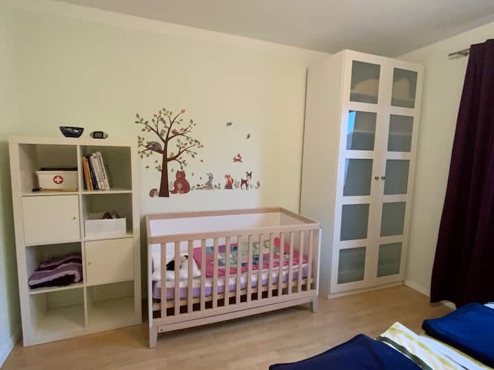 Elternschlafzimmer mit Babybett