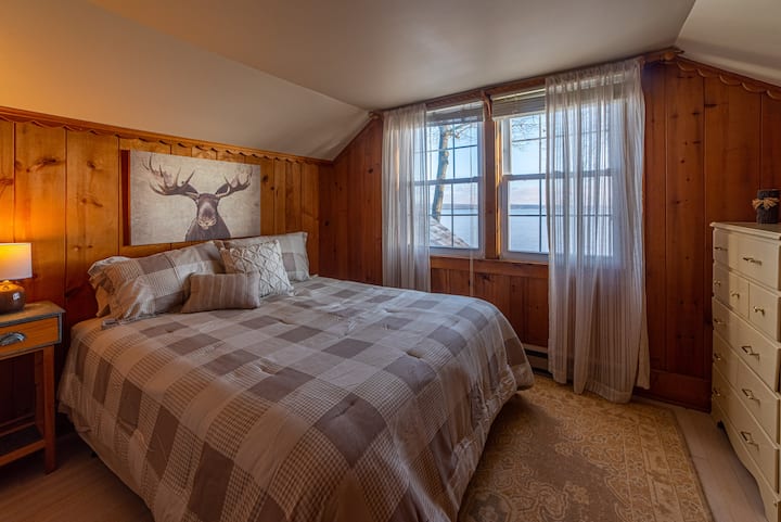 Dormitorio de invitados con cama tamaño queen y hermosas vistas