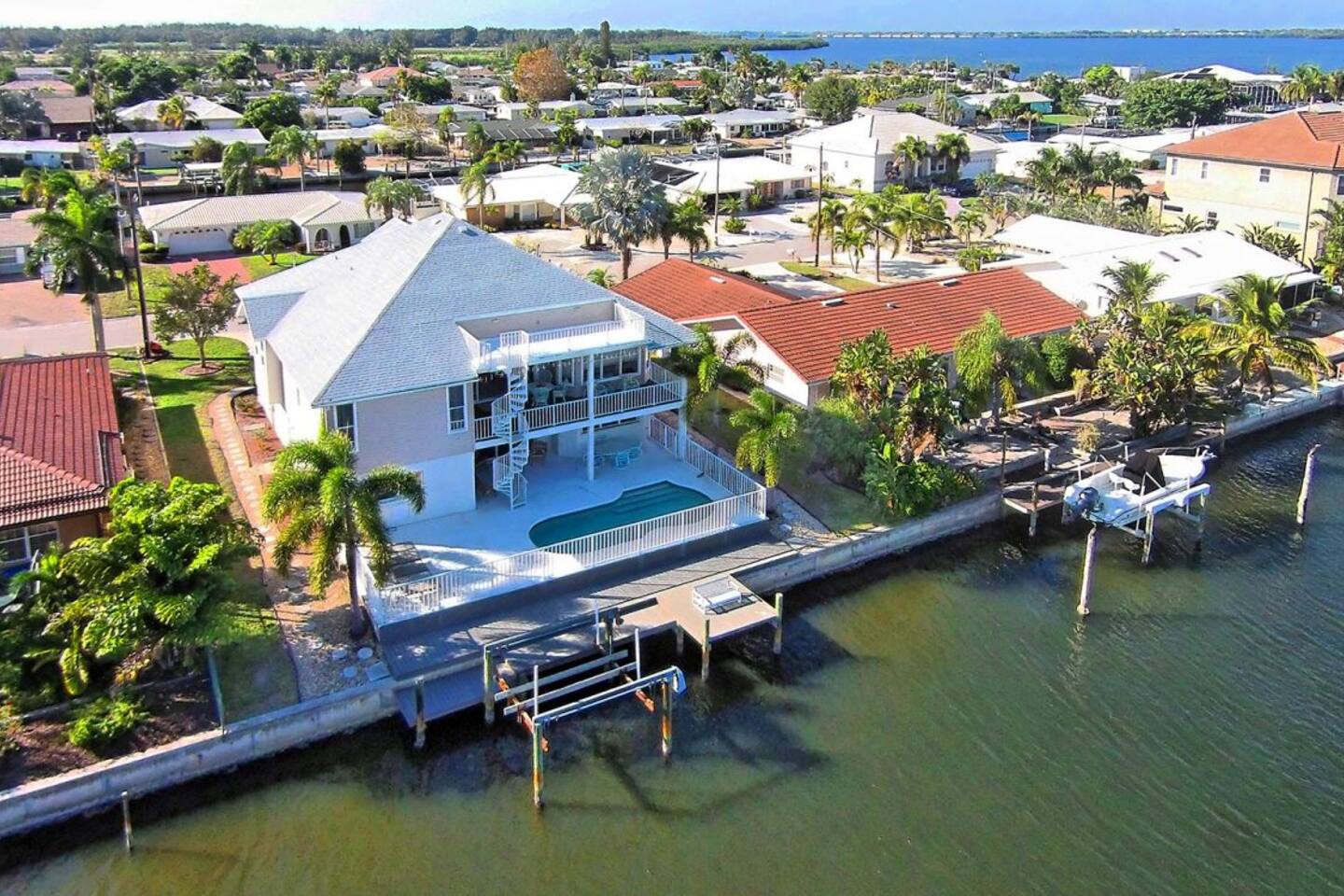 Spacious beach getaway on the canal huizen te huur in bradenton