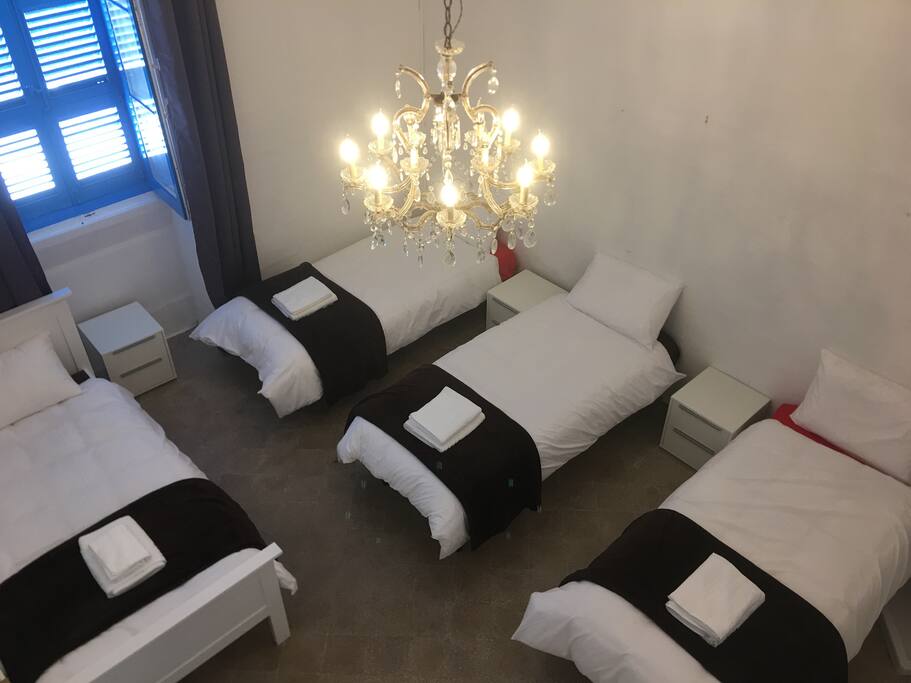 SAMPLE ROOM