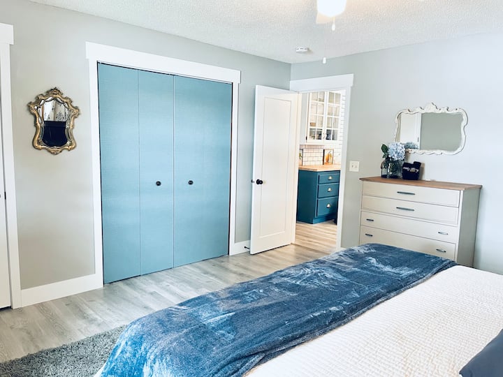 Chambre avec lit King Size au niveau principal 