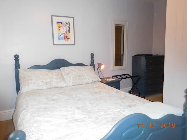 Cosy double room near Farnborough business areas