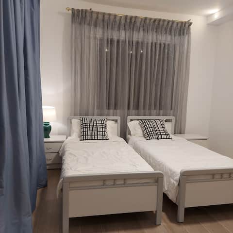 Urban bright twin room w private bathroom