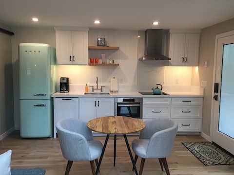 Classy Studio 3 blocks to UofO, King Bed