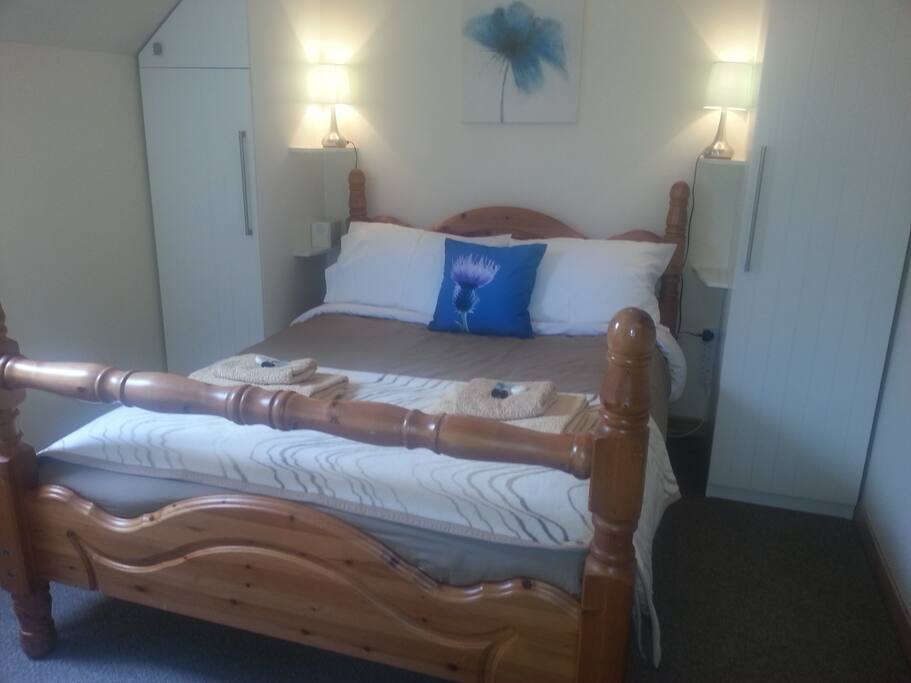 Modern cosy and comfortable ensuite room