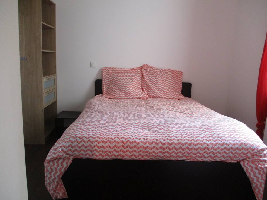 Chambre avec un lit double et armoire avec penderie