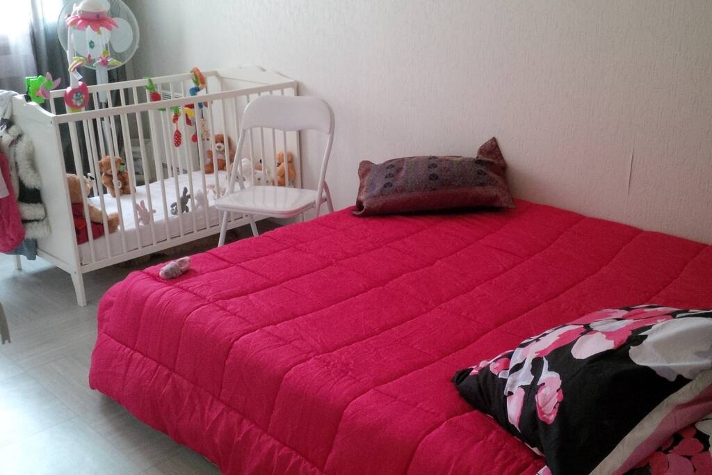 lit bébé et espace pour le change du bébé disponibles.
Lit 2 personnes.