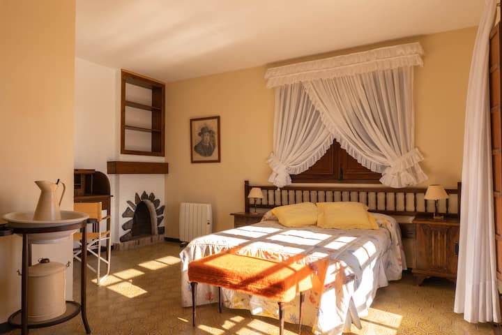 Chumba chenye mwanga maradufu kilicho na sehemu ya kuotea