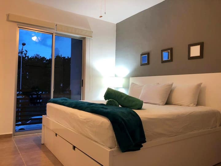 Მთავარი საძინებელი აღჭურვილია დიდი ზომის და ერთადგილიანი საწოლით, რომლის გამოღებაც შესაძლებელია.