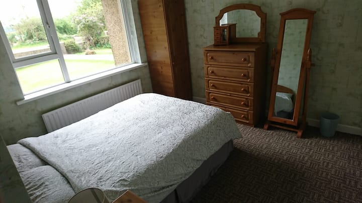 غرفة النوم 1 تتسع لنوم شخصين مع حمام داخلي