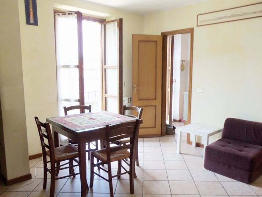 Soggiorno con balcone vista lago