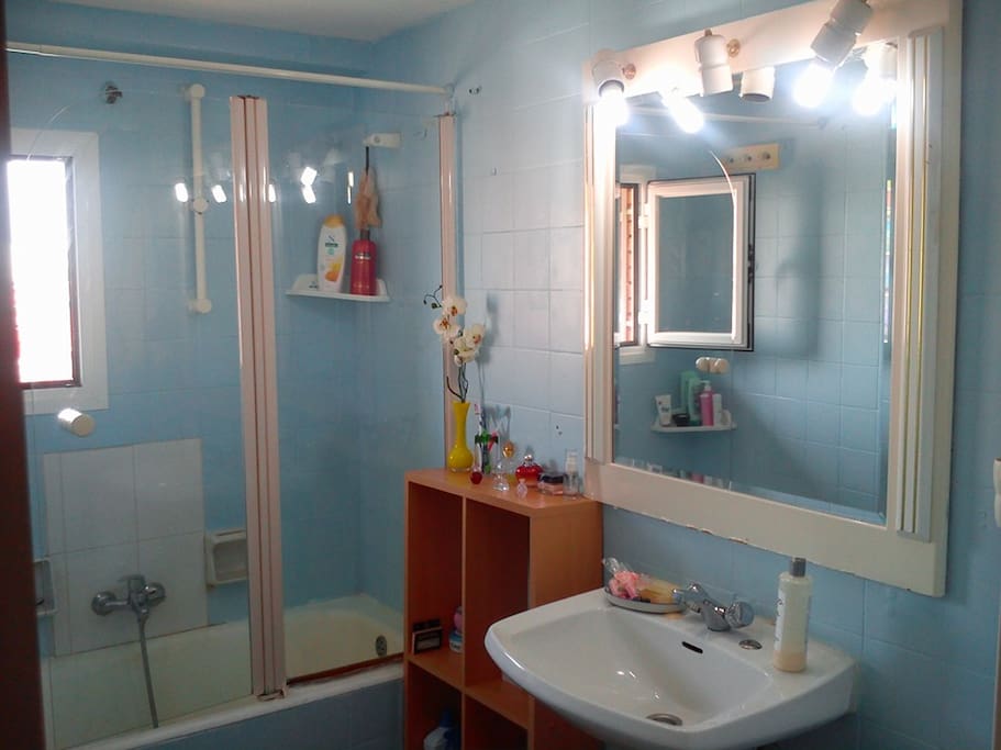 baño grande con bañera
