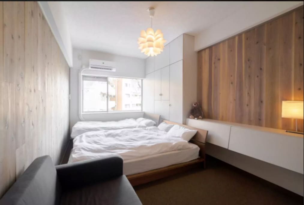 Beautiful bedroom and you would have a good dream here. 漂亮的卧室,你会在这里有个好梦的。