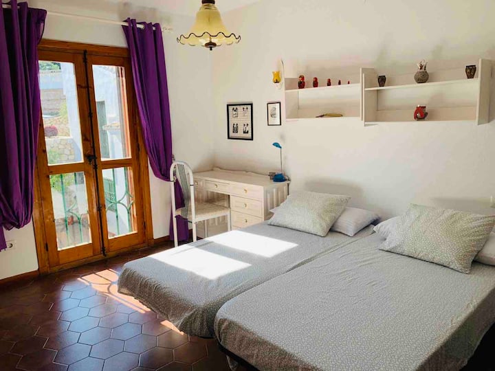 Dormitorio 3 (1er piso) :  2 camas individuales, armario grande, escritorio y silla, bonita vista de una plaza andaluz con un limonero. 
Este es un dormitorio en el entresuelo abierto y con vistas a la sala.